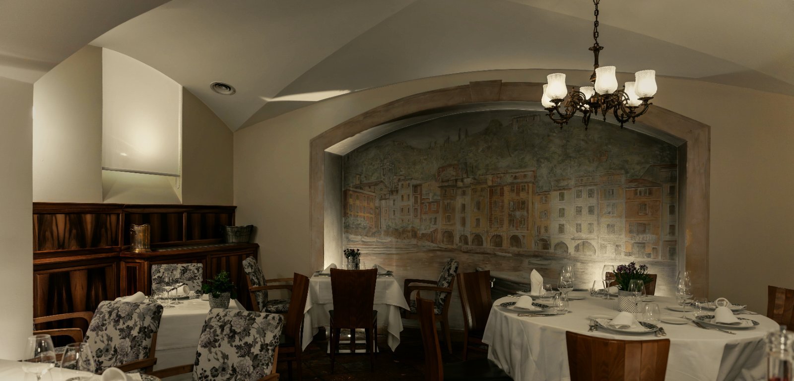 Blagovaonica restorana Gallo s freskom mediteranskog priobalja